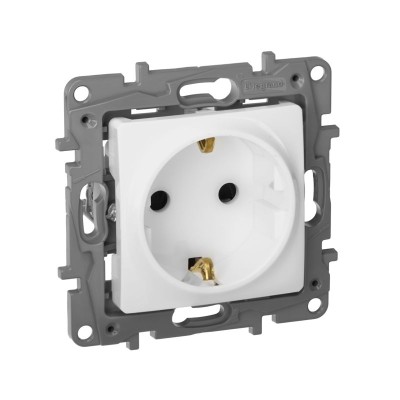 Розетка 1-м СП Etika 16А IP31 250В 2P+E с заземл. защ. шторки немецк. стандарт винтов. клеммы механизм бел. IEK 672222